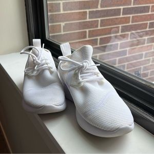 Nike Women's Lunarcharge BR Ankle-High Running Shoe